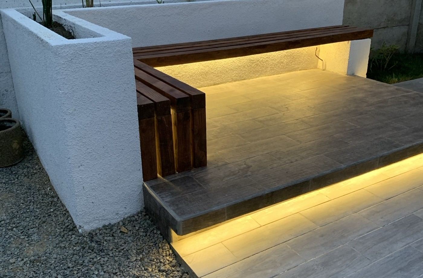 Bancas y luz indirecta: registro de la obra