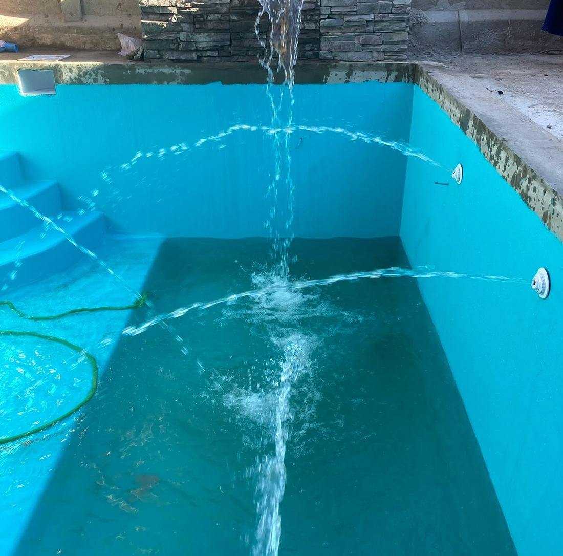 Piscina, revestimiento interior y cascada