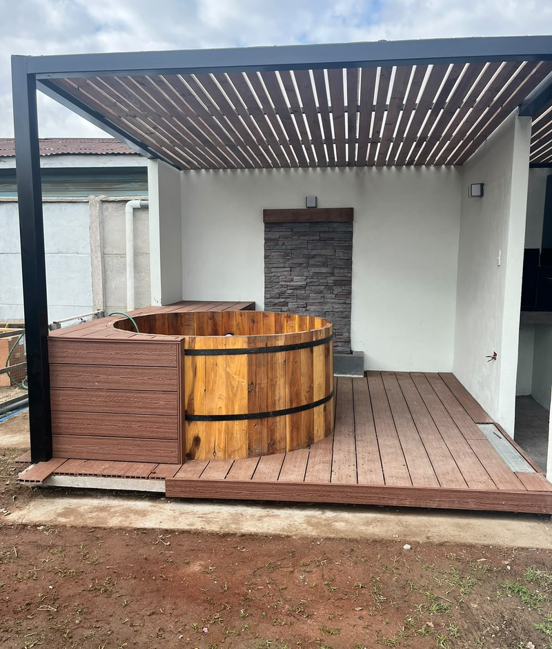 Plataforma de madera, tinaja y cobertizo en Villa Alemana